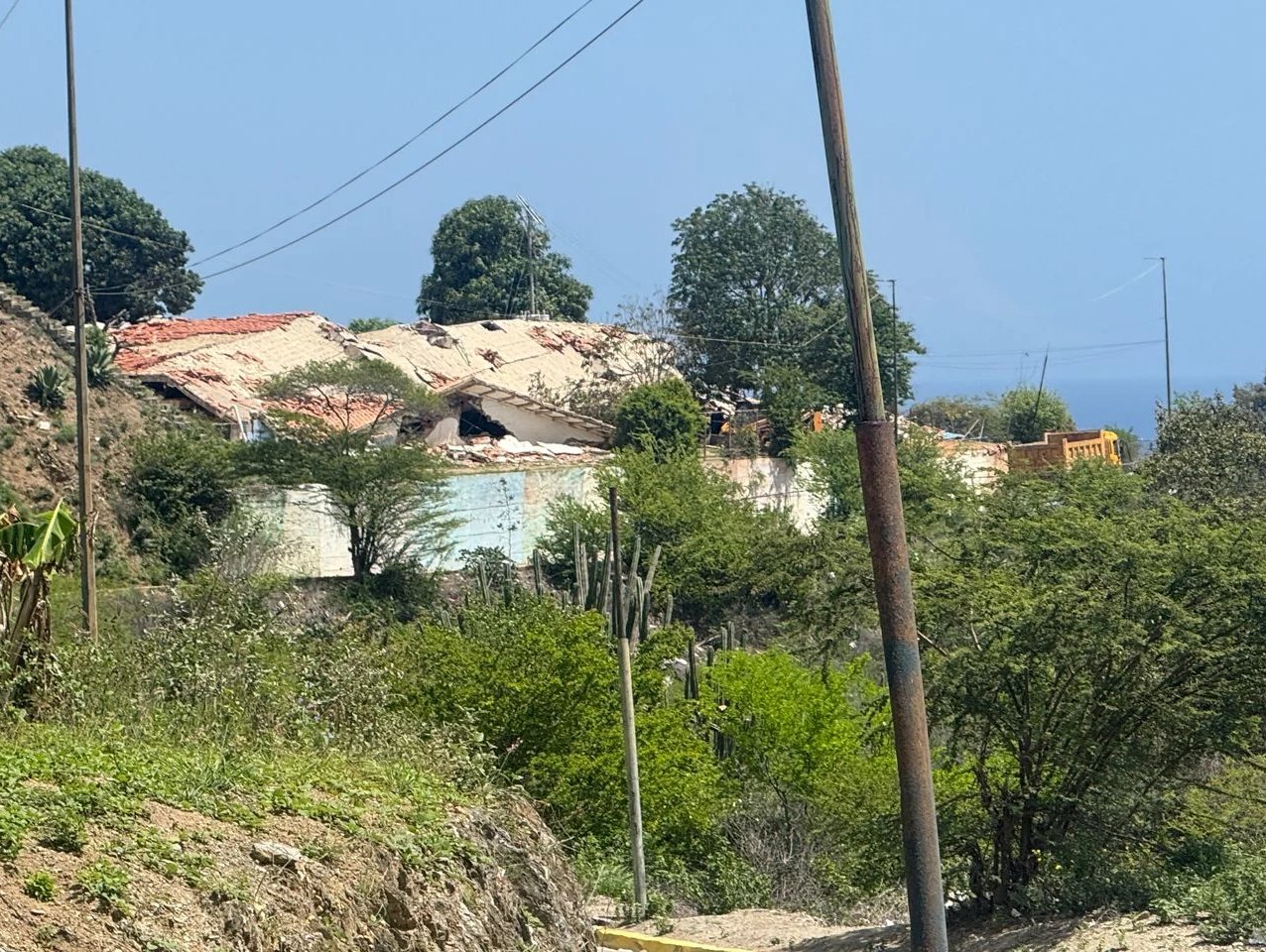El hotel El Santuario, en Macuto, estado La Guaira, fue uno de los tantos edificios que colapsó tras los dos fuertes terremotos que sacudieron Venezuela y afectaron con mayor intensidad esta zona del país.