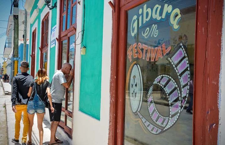 El Festival Internacional de Cine Pobre de Gibara surgió en abril de 2003, creado por el destacado cineasta cubano Humberto Solás como una plataforma para promover la creatividad, la justicia cultural y el cine de bajo presupuesto.