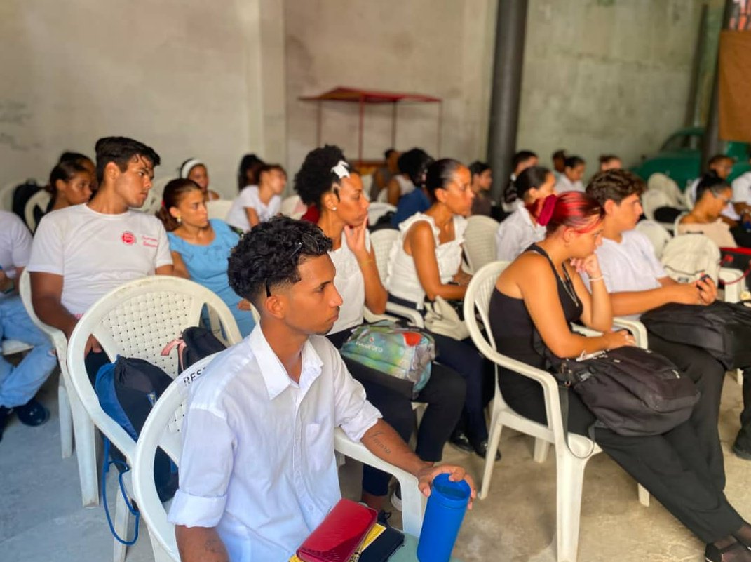 Comunidad y jóvenes del proyecto escuchan los testimonios sobre rehabilitación en Voces de vida.