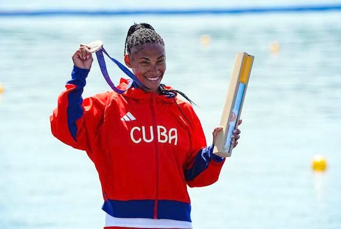 La multimedallista Yarisleidis Cirilo Duboys recibió su título de licenciada por la Universidad de las Ciencias del Deporte en la presentación del documental sobre el Cerro Pelado.