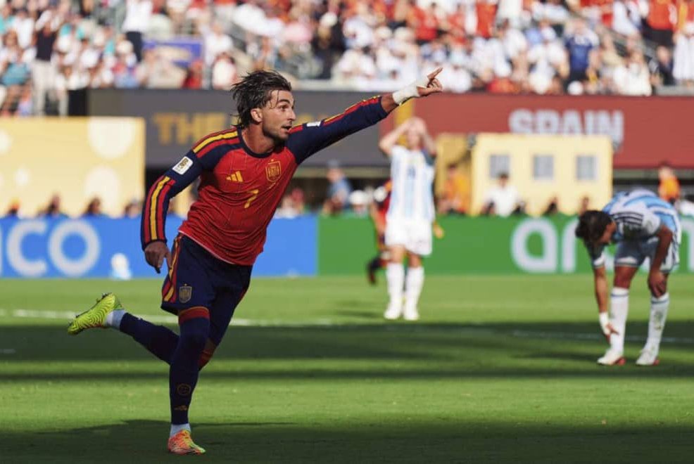 España se impone a Argentina con un gol de Ferran Torres en la prórroga (1-0) y se proclama campeona del mundo.
