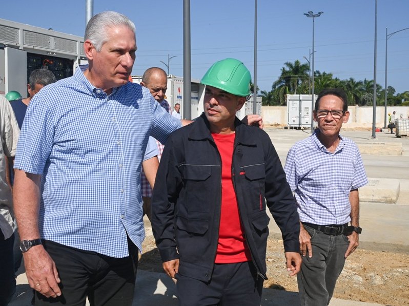 Díaz-Canel visita  Sistema de Almacenamiento de Energía en Baterías Habana 220