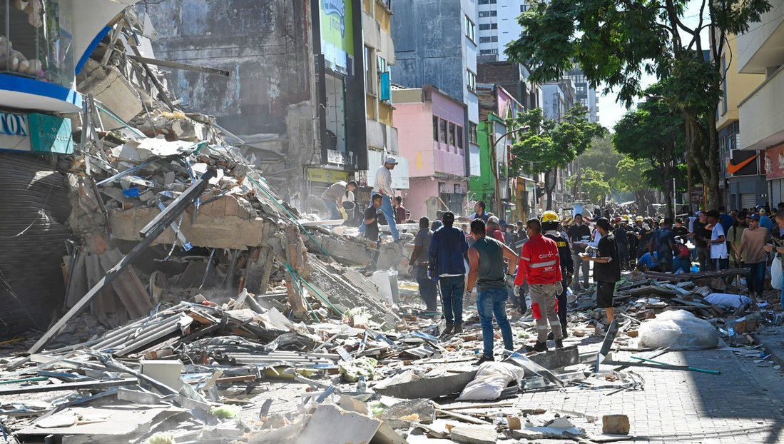 Cientos de personas permanecen atrapadas bajo los escombros tras el sismo en Colombia.
