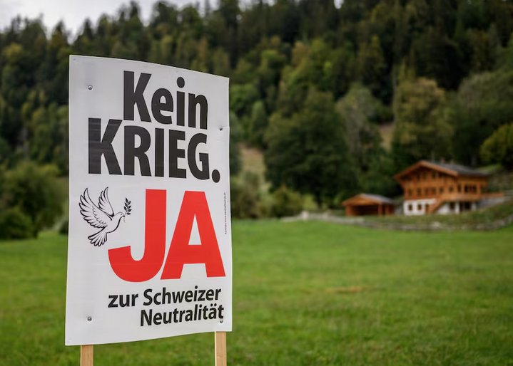 No a la guerra,Sí a la neutralidad en un campo de los Alpes suizos