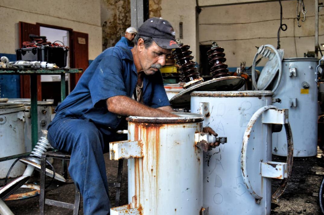 Cada equipo que reconstruyen a pulso devuelve la luz a hospitales, escuelas y barrios