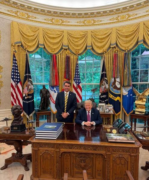 Flavio Bolsonaro fue recibido por Trump en el Despacho Oval.