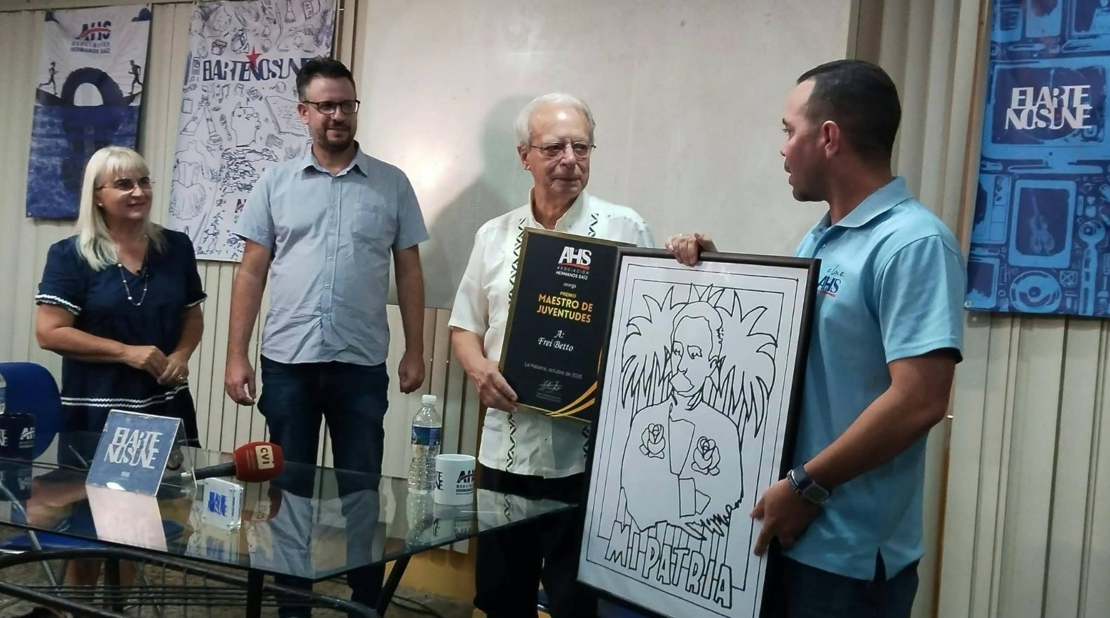 La entrega ocurrió justo al cierre del espacio Encuentro con, donde la periodista Magda Resik Aguirre dialogó con el destacado intelectual desde el Salón de Mayo del Pabellón Cuba.