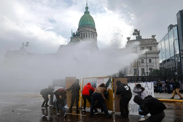Represión en Argentina: infiltrados, hidrantes y gases contra la quinta Marcha Universitaria