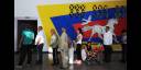 Venezolanos acuden a votar en un colegio electoral