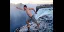 Joven en la piscina del Diablo