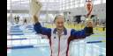 Japonesa centenaria impone récord de natación