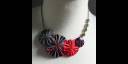 Collar con yoyos de tela