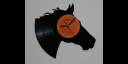 Reloj con forma de caballo hecho con un disco de vinilo