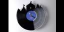 Reloj con forma de castillo hecho con disco de vinilo antiguo