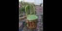 Silla sobre tronco de árbol