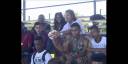 André Lenz junto a su esposa y el equipo juvenil de fútbol de Cienfuegos