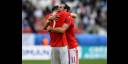 Gareth Bale festeja el gol con Chris Gunter