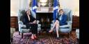 Nicola Sturgeon (a la derecha) y Theresa May