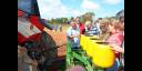 El Comandante de la Revolución constató en Isla de la Juventud el funcionamiento de una sembradora y fertilizadora de granos de producción local