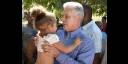 Díaz-Canel sostiene en sus brazos una niña, durante intercambios con el pueblo de Ciego de Ávila 