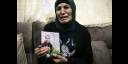 La madre del Mártir Iyad Khairi Al-Hallaq muestra la foto de hijo con autismo foto tomada de facebook solidaridad con palestinos 