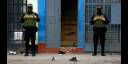 Policía de guardia en la entrada de la discoteca donde una estampida provocó 13 muertes