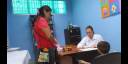 Elías, junto a su mamá Edita, son atendidos por la joven licenciada Yailín Rivero Junco
