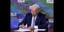 Joe Biden firmando los documentos oficiales requeridos para que sea designado como el candidato a la presidencia del partido demócrata.