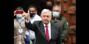 López Obrador enseñó el pulgar pintado con tinta indeleble que prueba que ya participó en los comicios