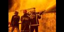 El trabajo de los bomberos fue incansable para apagar el incendio.