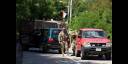 Soldados de la OTAN que prestan servicio en Kosovo patrullan junto a una barricada en la carretera levantada por serbios étnicos cerca de la ciudad de Zupce.