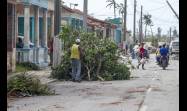 Las labores de limpieza y recogida de árboles y ramas destrozados por el huracán moviliza a muchos en la ciudad de Pinar del Río y en San Juan. 