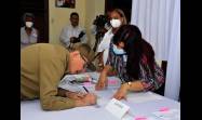 Raúl ejerce su derecho al voto.