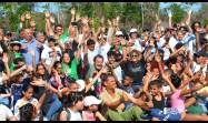 Los participantes en al siembra del Bosque del Cine en Isla de la Juventud saludan el Día Mundial del Medio Ambiente
