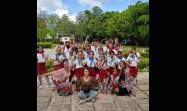 El proyecto Virida.Renace realizando un taller sobre reciclaje junto a niños de la escuela Estados de Cambodia. 
