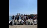Primera recogida de desechos por el grupo Pensar en río en la desembocadura del Almendares