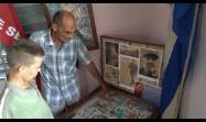 Arnaldo Cruz Ricardo, junto a su nieto, muestra la urna que contiene las historias de la Zona Cederista.