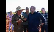 Asimismo dialogó con el productor de Guanajay, y Alexander Escalona Clemente, quien siembra cultivos varios y obtiene un rendimiento de hasta 150 libras de frutabomba en cada planta