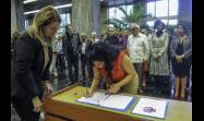Firma del Código de Ética de los Cuadros de la Revolución cubana