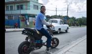 En Cuba en los últimos años se ha popularizado el uso de las motos eléctricas, y se ha retomado la socorrida bicicleta.