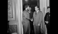 Fidel saluda, sonriente, frente al Capitolio en Washington. 