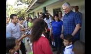 El Presidente cubano compartió en Viñales con alumnos y maestros de la escuela primaria Ignacio Agramonte.