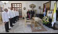 Firma del libro de condolencias en la Nunciatura Apostólica, con motivo del fallecimiento del papa Francisco