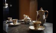 Exposición de cafetera, tazas y platillos de porcelana