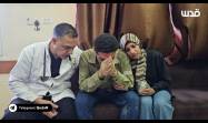 El doctor Abu Safiya consuela a palestinos que han perdido a familiares.