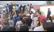 Momento en que el féretro con el cuerpo de Dany Miranda bajaba a tierra en el cementerio de Ciego de Ávila