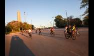 Un grupo de jóvenes ciclistas partió hoy desde la capitalina Plaza de la Revolución rumbo a Playa Girón, en una bicicletada conmemorativa por el aniversario 65 de la victoria del pueblo cubano contra el imperialismo yanqui.