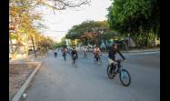 Un grupo de jóvenes ciclistas partió hoy desde la capitalina Plaza de la Revolución rumbo a Playa Girón, en una bicicletada conmemorativa por el aniversario 65 de la victoria del pueblo cubano contra el imperialismo yanqui.