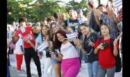 Los jóvenes se unieron a la frase que estremeció el amanecer espirituano: «Raúl es Raúl».