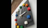 Un reloj intervenido artísticamente por ti, va más allá de un objeto que mide el tiempo y se convierte en un recordatorio de esa pausa que decidiste tomar para confeccionar, con lo que ya tienes, algo nuevo y hermoso.